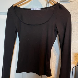 Svart tröja - En svart u-ringad långärmad tröja, använd några gånger💗