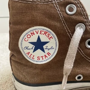 Converse - Hej jag säljer nu mina bruna converse som jag köpt second hand trots det är de fortfarande i väldigt bra skick. På bilderna är de lite smutsiga men jag tvättar innan jag skickar. Det står att det är storlek 37 men jag skulle mer säga att de är större i storleken så runt 39! (Jag som vanligtvis har 40 kan dessutom ha dem) Hör av er om ni vill se fler bilder eller har någon fråga😊 