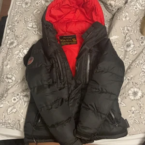 Vinterjacka  - En vinterjacka som är varm och klarar kyla jätte bra.          Märket heter Kevin.s och är jätte fin på. Jackan är i storlek xxs.                                                                         Ny pris: 2500 kr.                                                                    Jag kommer att sälja jackan för 600 kr.