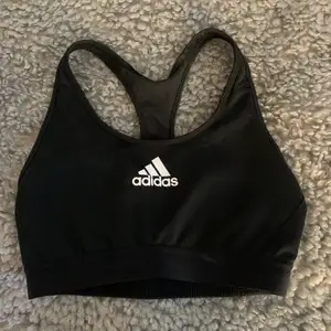 Sport topp från adidas i stl M. Använd en del men i bra skick. 