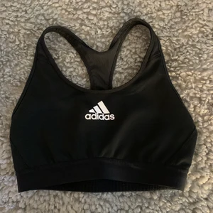 Sport topp - Sport topp från adidas i stl M. Använd en del men i bra skick. 