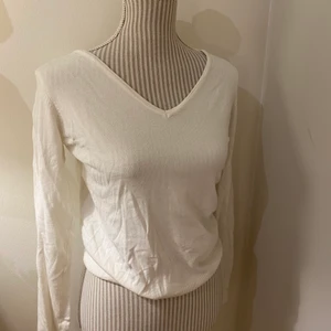 Vit tröja  - Vit långärmad tröja från lager 157 strl S men passar fler. Lite skrynklig som ni kan se på bilderna men den har även fått ”trådar” av andra svarta tröjan då den har legat i en påse brevid en svart stickad tröja.  Muddarna ( slutet av armarna) är lite smutsiga som knappt syns, skriv för mer bilder!💖