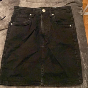 Svart jeans kjol - Använd bara en gång. Pris kan diskuteras 