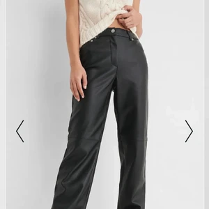 Skinnbyxor NAKD - Säljer dess supersnygga skinnbyxor i skinnimitation från NAKD, storlek 36! Kan fraktas, eller mötas upp i Göteborg centralt.