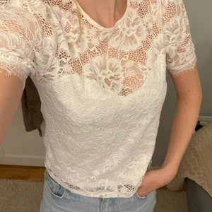 Spets topp  - Säljer denna söta spets topp med öppen rygg i storlek M men skulle säja att det är en S. Köparen står för frakten. 