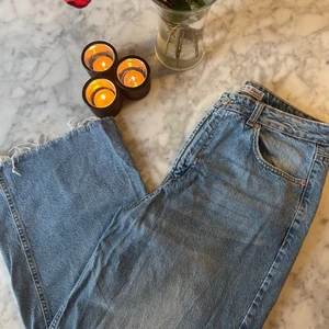 Blå vida jeans i storlek 42 - Älskade 70-tals inspirerade jeans som jag nu hoppas kan rockas av någon annan 🥰 Vida och i storlek 42, jag bär vanligtvis 38 men tycker det ser coolt ut med ”oversize” looken. Har man storlek 42 passar dessa utan bälte 🧡 Alla bilder är mina.