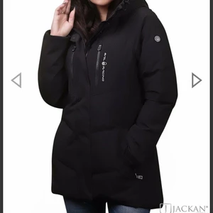 Sail Racing Patrol Down Jacket Dam - Jackan är endast använd under vintern 2019, köpte en ny 2020 och min sail racing kom helt enkelt inte till användning längre:/ Har även fått jackan insydd i midjan och lite i ärmarna hos en skräddare för 550kr så den har mer av en hourglass figur, vid frågor kan jag skicka fler bilder privat. Vill gärna bli av med den så högst bud vinner!!☺️ (kvitto finns från NK i Stockholm)