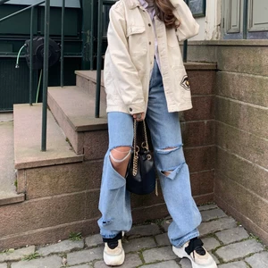 LJUSA JEANS MED HÅL - Säljer dessa dö snygga jeans från Pretty Little Thing. Älskar dessa byxor, så snygga, sköna och passar till allt! Skickar fler bilder på begäran❤️ dom är jätte långa på mig och jag är 161cm 