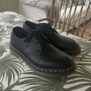 Dr Martens vegan low - Helt nya skor, använda en gång. Skorna är veganska. Nypris 1500:- ⚠️ Var god följ budgivningens regler ⚠️