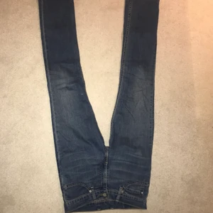 Levis jenas  - Skit snygga raka Levis jenas. Älskar dom men har blivit försmå. De är storlek 27/32 men skulle säga att de är en 25/32. Dom är raka i modellen