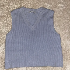 Blå väst från Zara - Stickad blå väst från Zara, strl S.