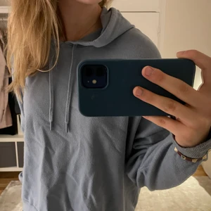 Blå hoodie - Såå fin duvblå hoodie från Zara som inte säljs längre💙!! Inte i hoodie-material utan som en vanlig långärmad tröja💓 älskar men har inte kommit mycket alls till användning. Passar både större och mindre beroende på önskad passform. (Skrynklig på bilderna) köpare står för frakt!💓💓💓