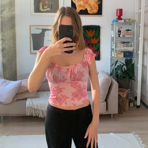 Söt topp - Rosa topp i mesh med änglar och blommor 💕 jag är en S på bilden