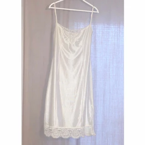 Sidenklänning 🐚 - En lite längre sidenklänning med spetsdetaljer och slits på  ena sidan nertill. Väldigt fin men kommer tyvärr inte mycket till användning för min del. Dom andra bilderna är bara inspo på hur klänningen ungefär ser ut på ☺️