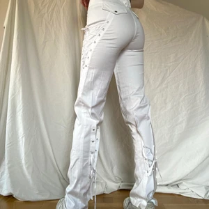 vita byxor med snörningar - Cool byxor köpta på humana, storlek 28/34 skulle jag gissa på (jag är 175cm). Aldrig använda, köparen står för frakt :)