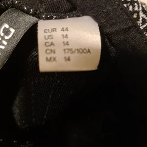 Klänning  - Glittrig klänning med öppen rygg