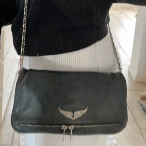 Zadig & voltaire  - Säljer min Zadig väska (äkta) den är sliten i botten av väskan så säljer den för ett billigare pris, bara skriva om man vill ha mer bilder på väskan💜💜💜 