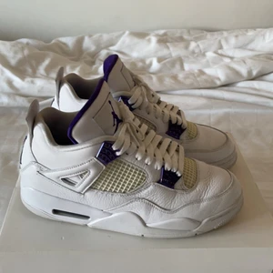 Jordan 4 purple metallic US 10/ EU 44 - Köpte skorna från G.O.A.T och dom är i väldigt bra skick, även boxen. Dom är 100% äkta! Inte så mycket creasing. Har fler bilder på dom! (Pris kan diskuteras)