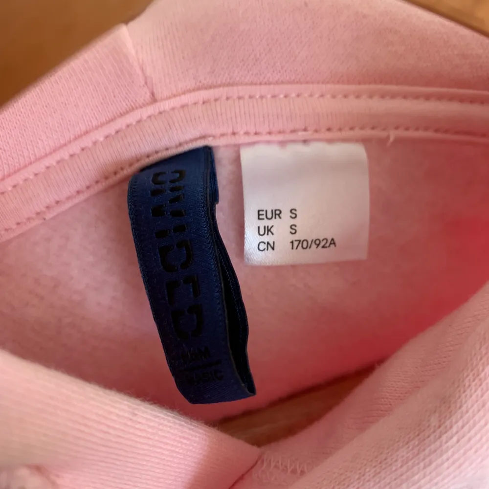 Knappt använd rosa H&M hoodie i storlek S, 100kr. Hoodies.
