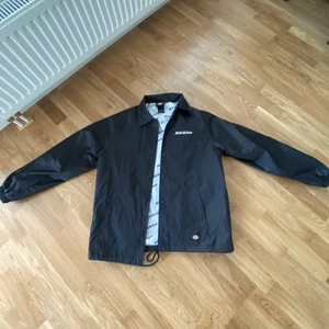 Dickies Coach Jacket - Clean dickies windbreaker endast använd 1 gång. Perfekt för våren/sommaren. Skön och snygg jacka. Storlek small men passar som medium/large. Köpare står för frakt.