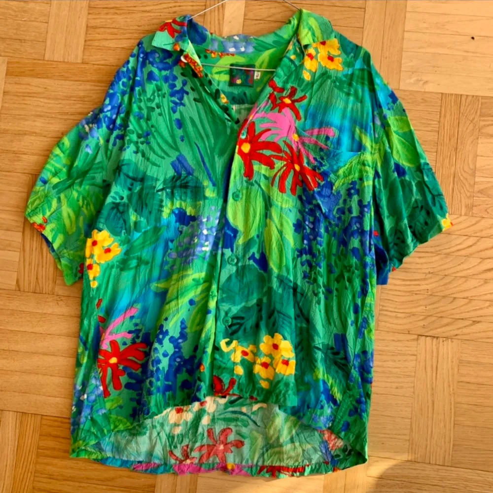 Färgglad abstrakt blommig skjorta, troligen från 80-talet. . Skjortor.