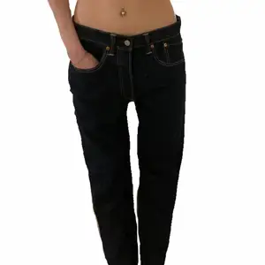 Helt nya lågmidjade levis jeans, modell 501 och storlek w32 l32 (jag är 176cm). Skriv om du har fler frågor, köparen står för frakt :)