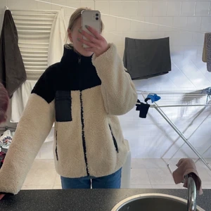 teddy jacka - säljer denna super mysiga och fina teddy jacka från gina tricot som är slutsåld online, använd några få gånger men inget fel med jackan alls då den är som ny:) Köpt för 500 men säljer för 350❤️