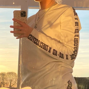 Vit tröja nakd ”THE CLASSY ISSUE” - Vit tröja från nakd ”THE CLASSY ISSUE”, nypris för tröja 400kr. Kontakta mig för mer info✨✨