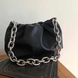 Väska - Säljer denna väska som är i fint skick. Rymmer mycket. Köparen står för frakten.