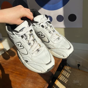 New balance 452 - Säljer mina New balance 452 då jag inte använder längre, använda men i gott skick, slitningarna som finns syns på bilderna. Storlek 38, true to size enligt mig! Pris kan diskuteras vid snabb affär