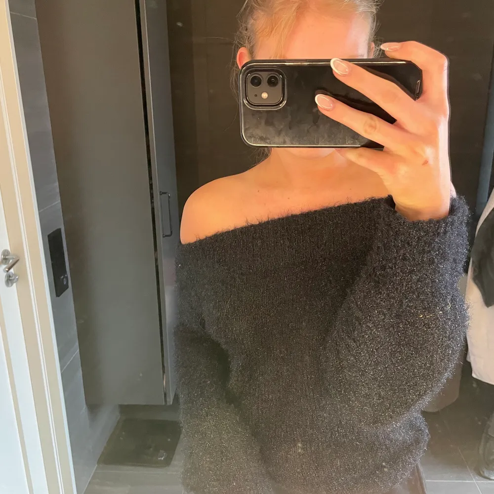 En glitter tröja som jag haft länge men inte kommit till användning. Jag tycker inte att den sticker när man har på den. ( det är spegeln som är smutsig) 💓. Tröjor & Koftor.