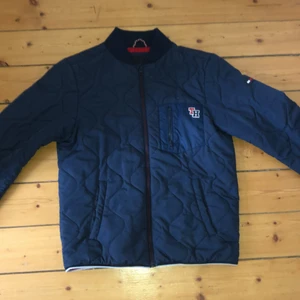 Tommy hilfiger mörkblå jacka - Tommy hilfiger jacka. storlek 164-170. Bra nu inför våren. Mörkblå jacka.