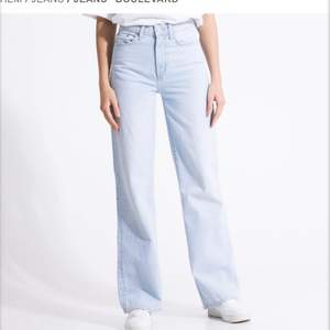 Jeans i modellen ”boulevard” från Lager 157. Superfina och bra skick!! Skriv för fler bilder eller frågor😊