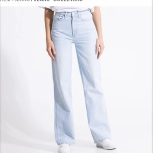 Blå flare jeans - Jeans i modellen ”boulevard” från Lager 157. Superfina och bra skick!! Skriv för fler bilder eller frågor😊