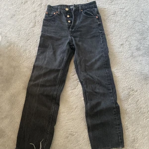 Zara jeans svart strl 32 - Säljer mina svarta Zara jeans för att de har blivit försmå. Använda ett par gånger men i väldigt bra skick. Strl 32