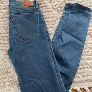 Super skinny jeans 710 Levis stretch,  knappt använda,         storlek W 29, längden står inte men det är normallängd och passar mig som är 168 cm, pris 250 kr+ frakt 66 kr💙 