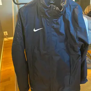 Nike windbreaker, använda bara 2 ggr, i nyskick✨