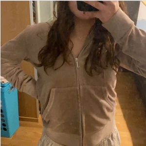 Juicy Couture kofta - Jättefin juicy kofta köpt secondhand men har alldeles för många så måste tyvärr sälja, jättebra skick då alla diamanter sitter kvar!!! Står att den är storlek L men passar mig som har  S då den är lite mindre i storlek❤️