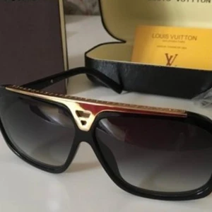 Louis Vuitton solglasögon  - Aldrig använd riktigt fin kvalite passar perfekt till sommaren eller våren/hösten säljs för 450 kr styck pris kan absolut diskuteras spårbar frakt ingår