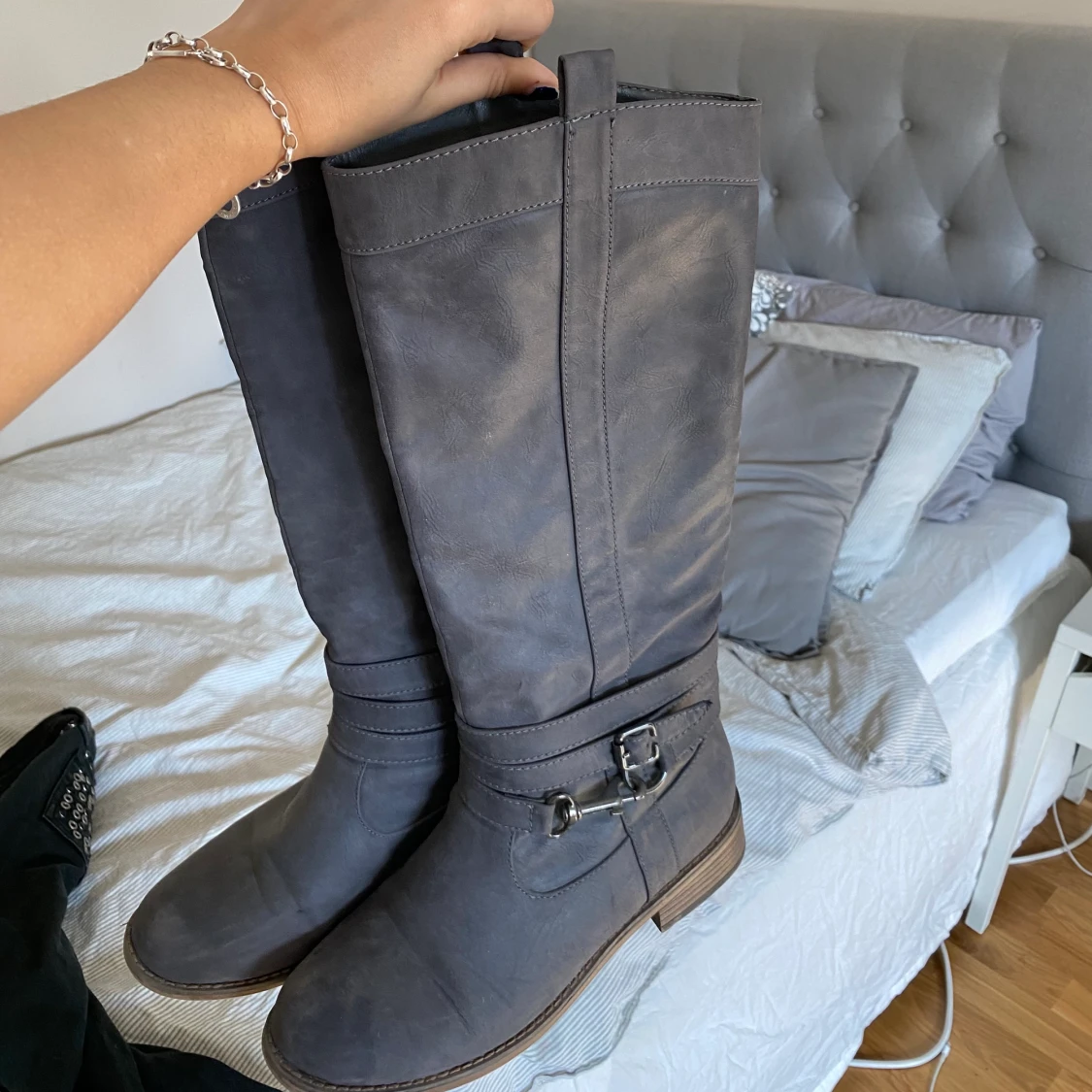 Gråa boots strl 37 