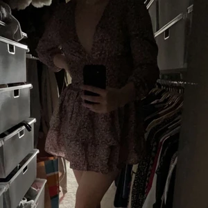 Volang klänning - Jätte söt volang klänning med blommor i storlek S. Helt oanvänd 💕 