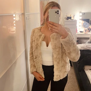 Pälsjacka - En kort pälsjacka från Vero Moda (fejkpäls)