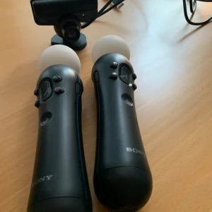 Kontroller till ps - Köparen står för frakt. Säljer pga används inte , det är 2st kontroller till ps + kamera