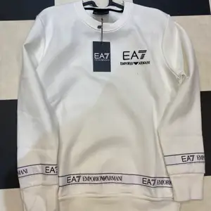 Helt ny Ea7 tröja till salu