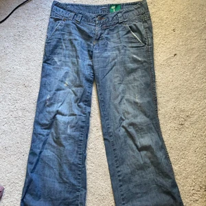 Lowwaisted jeans  - Jeans jag köpte secondhand för ca 5 månader sen men som är typ 1 cm för korta (är 165 cm) 