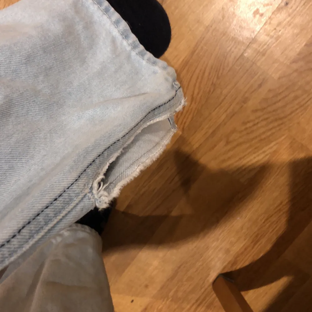 Ljusa jeans från weekday. Raka jeans med en liten slits på sluten av byxan. I storlek 28. . Jeans & Byxor.
