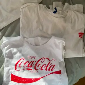 Två stycken nästan helt oanvända tröjor med Coca Cola-tryck! Den första är i storlek M och den andra i storlek XL ❣️