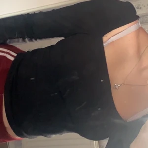 Säljer svart tröja från Gina tricot🥰 - Denna tröja kommer aldrig till användning så därför säljer jag den. Har använts bara några gånger. Den är från Gina tricot och är i storlek S, det är en fin tröja som skulle passa bra nu till sommaren! Kostade mellan 130-200kr men jag säljer den för 60kr!💋 Franten diskuteras privat!