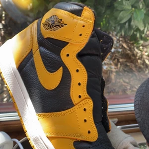 Jordan 1 high pollen  - Jordan 1 high pollen - skick 9/10 pris 1500kr + frakt , kvitto låda och snören finns. Storlek 44
