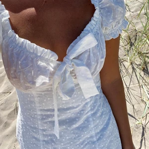 Klänning obsession Stockholm  - Säljer min super fina studentklänning från obsession Stockholm. Använd endast en gång. Lånade bilder från deras instagram. Slutsåld på hemsidan. Köpt för 950kr + frakt. 